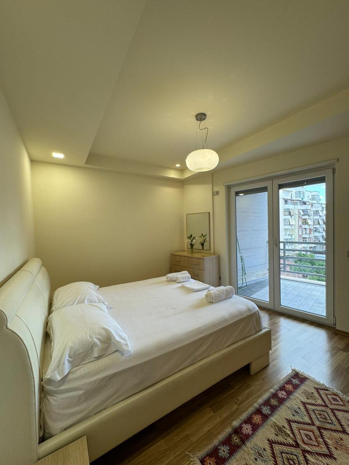 Diem Apartment Near Pazari I Ri Tirana Buitenkant foto