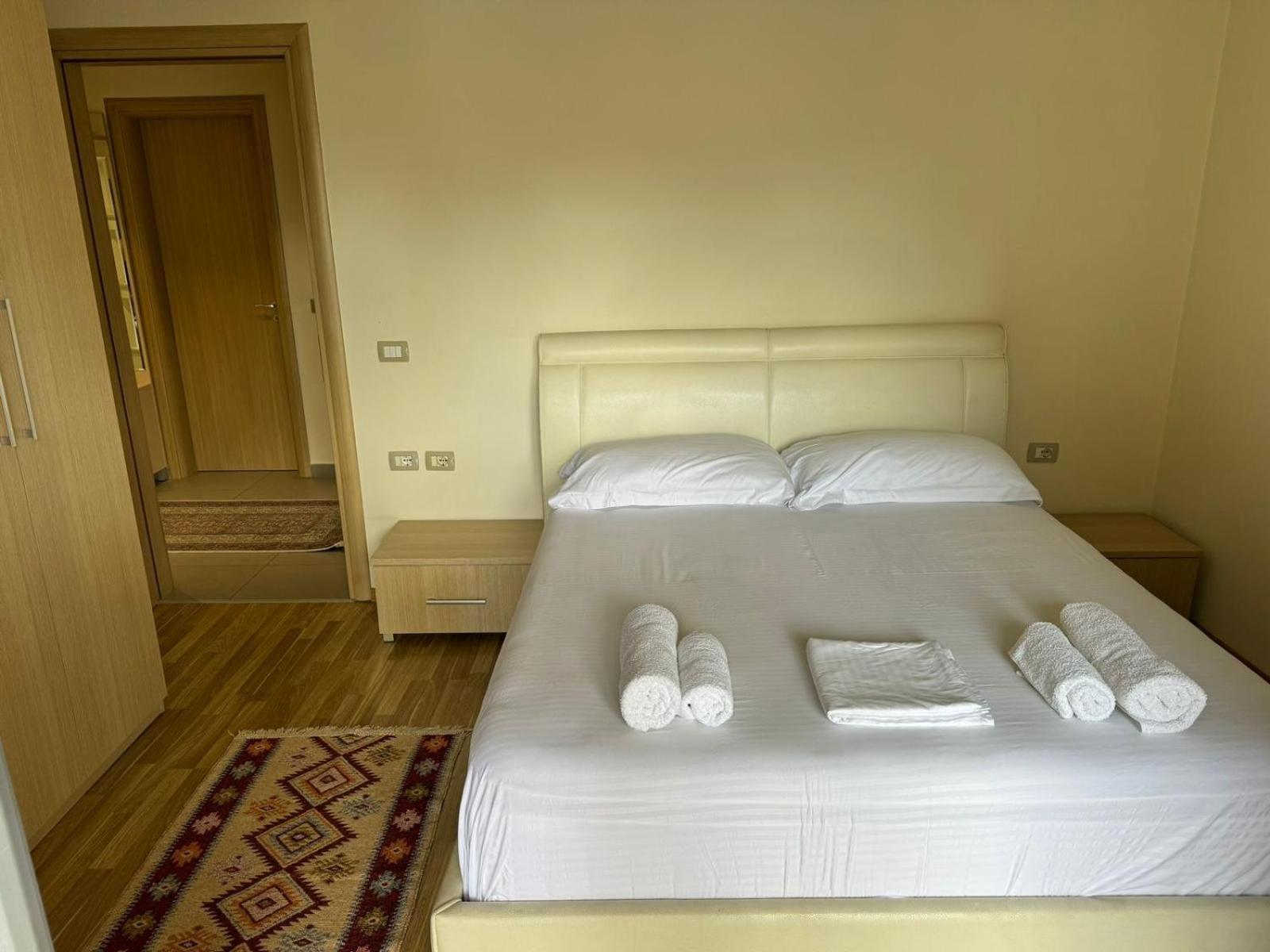 Diem Apartment Near Pazari I Ri Tirana Buitenkant foto